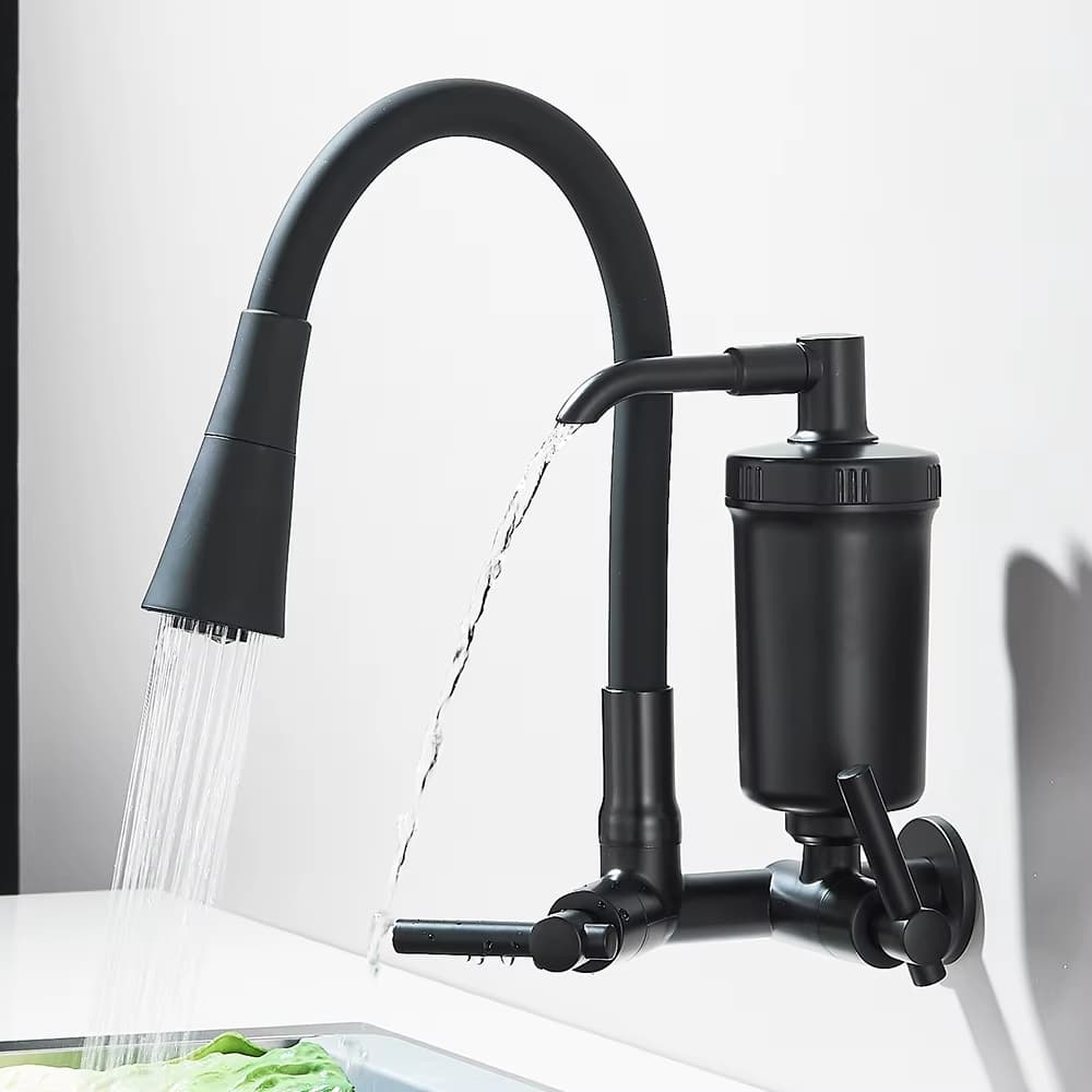 Torneira de cozinha preta com filtro retrátil e bacia para vegetais, água fluindo, fundo branco