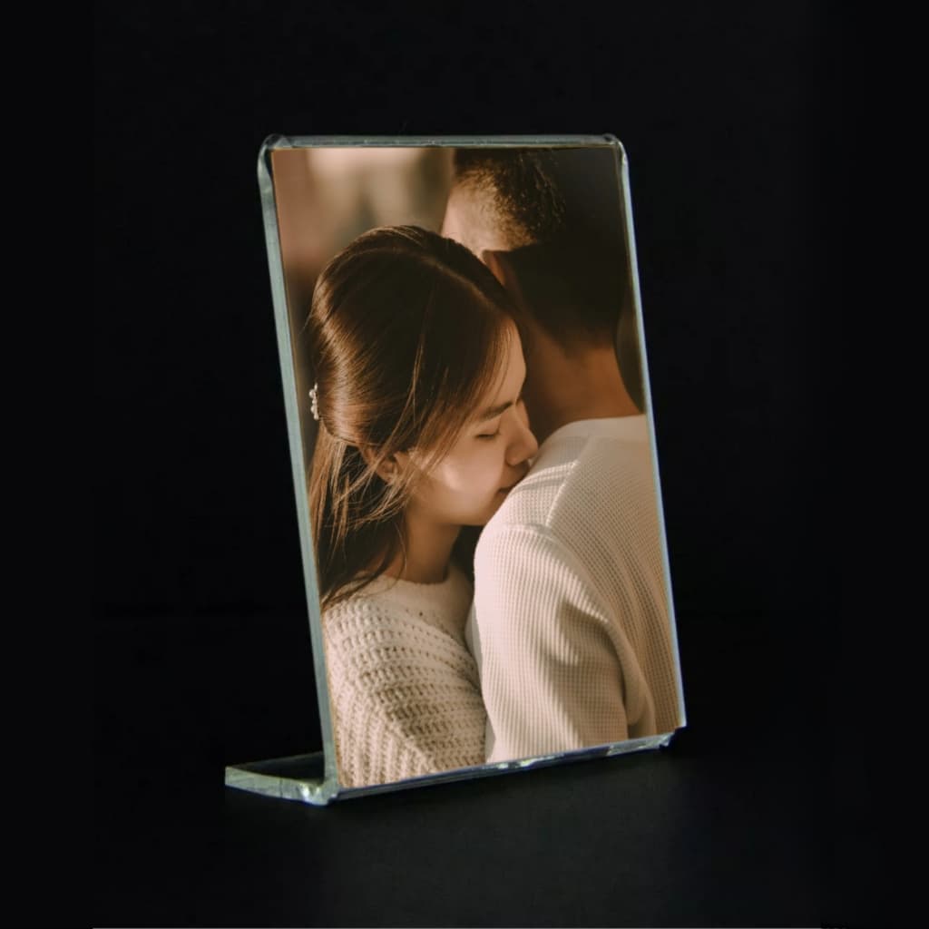 Porta retrato acrílico transparente com reflexão de casal se beijando, fundo escuro