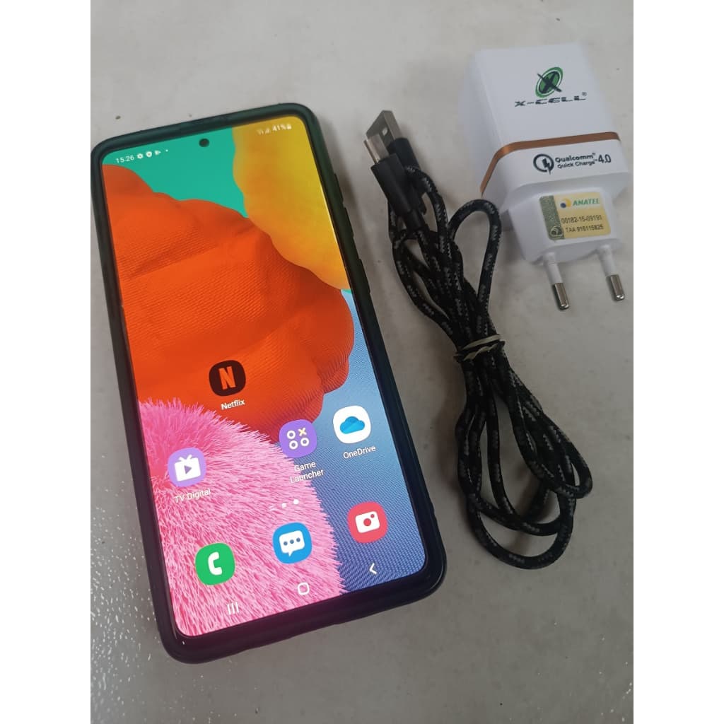 Smartphone Samsung Galaxy A51 128GB 4GB RAM com carregador e cabo USB