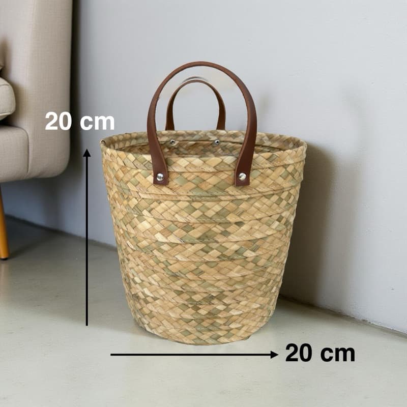 Cesto de palha quadrado 20x20 cm com fundo MDF, ideal para organizar plantas e mantas de sofá, com cabos de couro marrom.