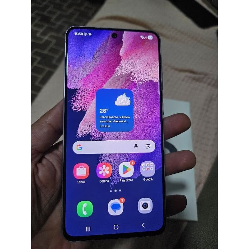 Smartphone Galaxy S21 FE na mão com interface de aplicativos visível
