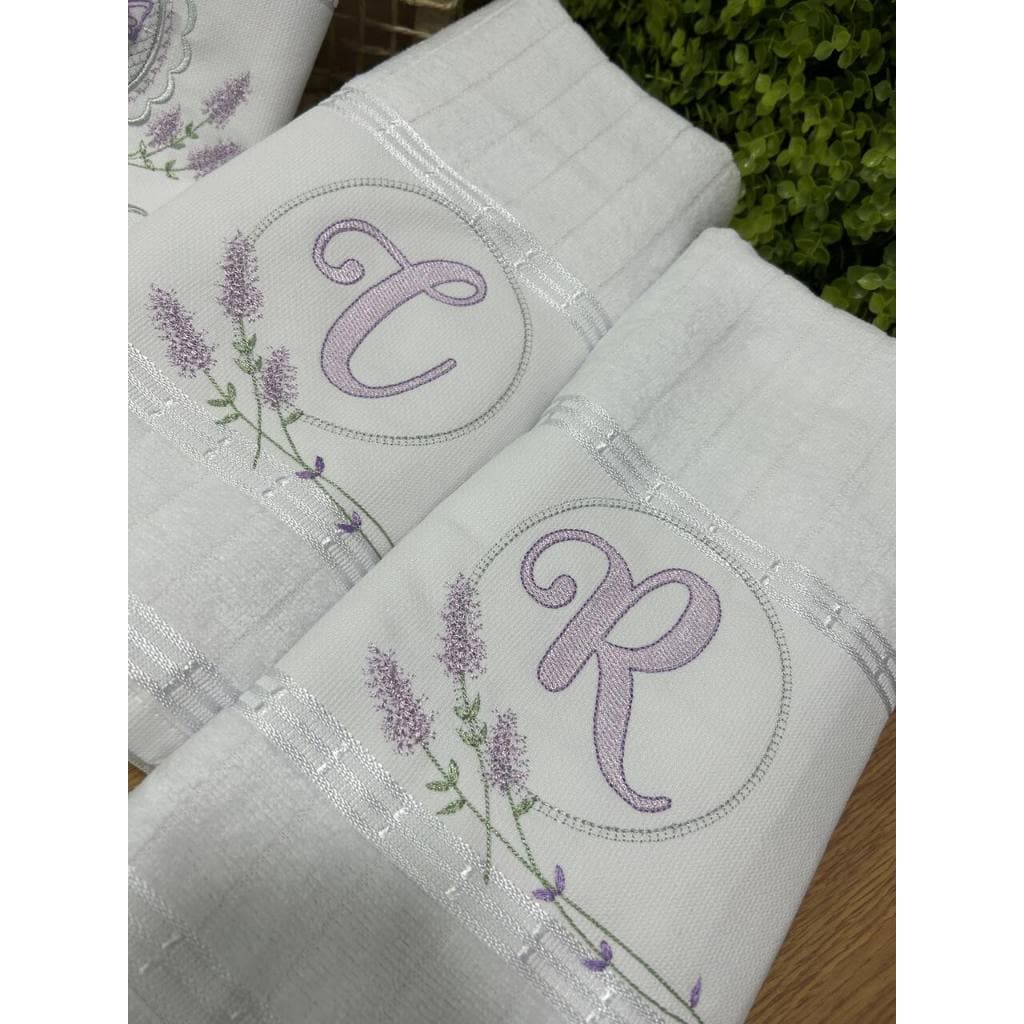 Toalhas brancas bordadas com monogramas 'R' e 'C' em violeta e flores de lavanda