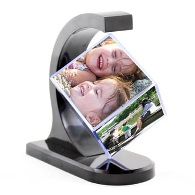 Porta retrato giratório de cubo com fotos de crianças sorrindo