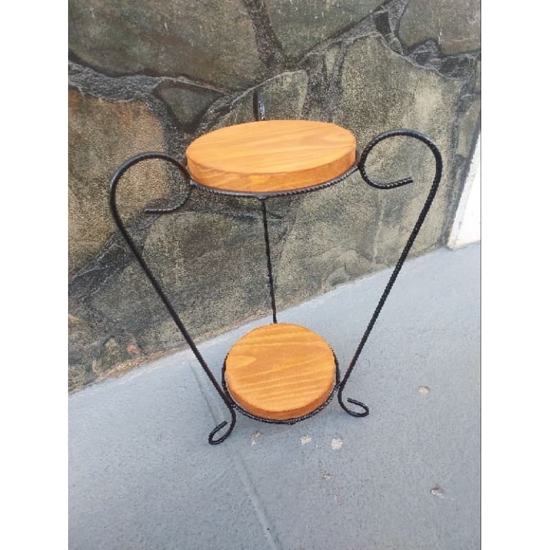 Porta vaso de chão resistente com pintura eletrostática em ferro e madeira com duas plataformas