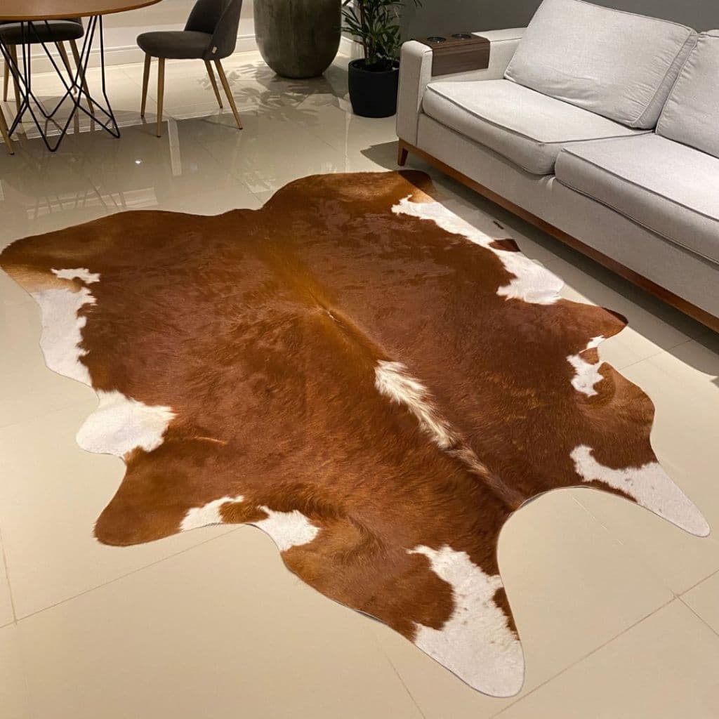 Tapete decorativo de couro bovino marrom e branco para sala de estar