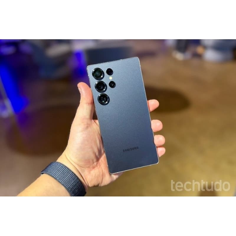 Samsung Galaxy S25 Ultra 256GB 5G Titânio cinza metálico com quatro câmeras na parte traseira