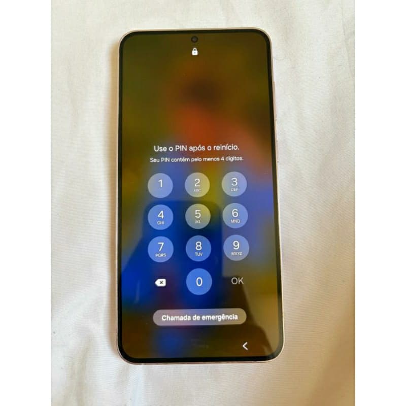 Smartphone Samsung Galaxy S23 Plus rosa, tela de bloqueio PIN, fundo branco