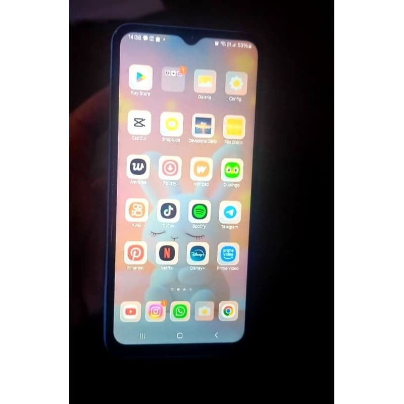 Imagem do smartphone Samsung Galaxy A13 com tela desbloqueada e ícones de aplicativos