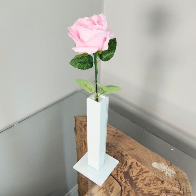 Arranjo decorativo rosa com vaso solitário de vidro branco