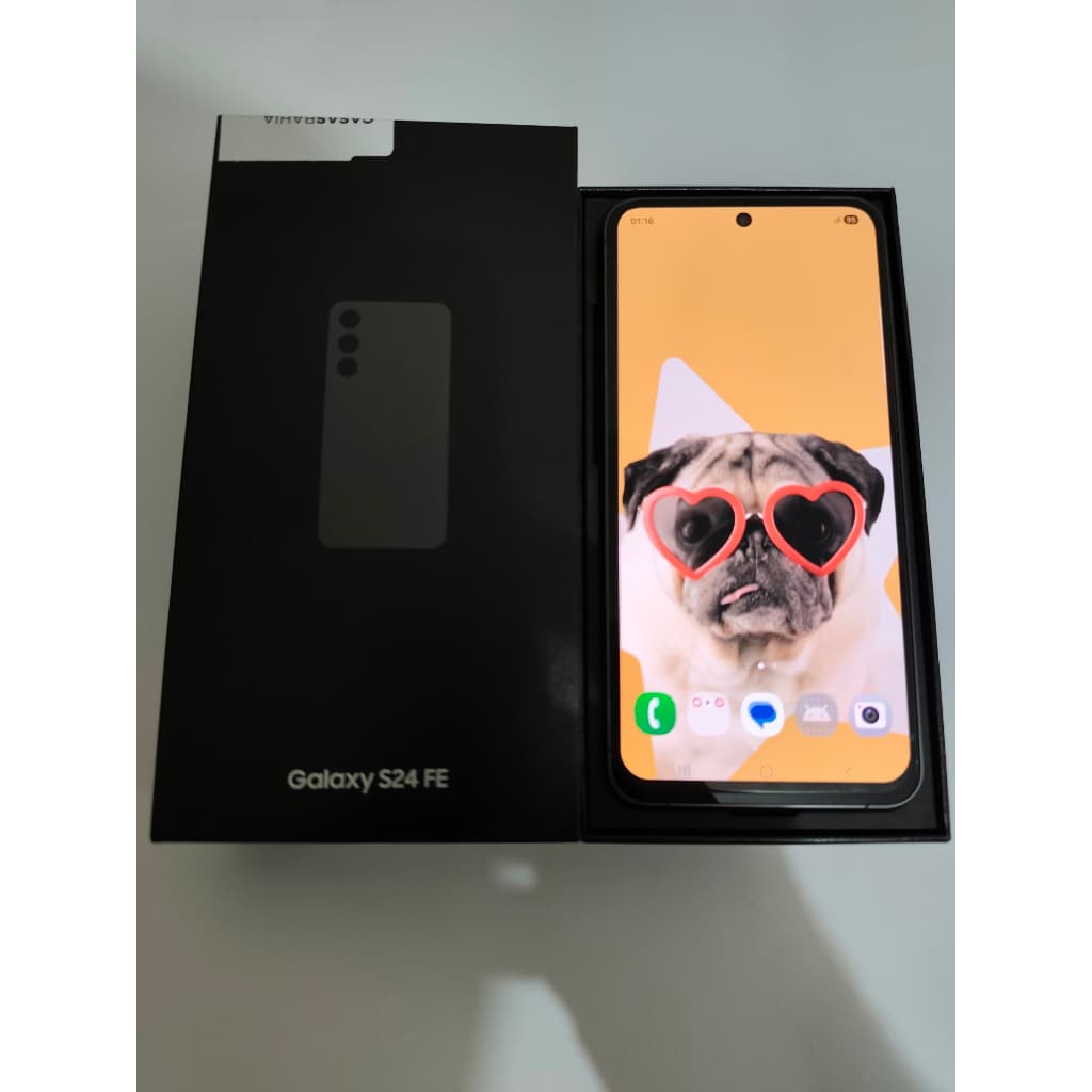 Smartphone Samsung Galaxy S24 FE 5G 128GB, novo, em embalagem original, com imagem de cão com óculos de coração na tela.