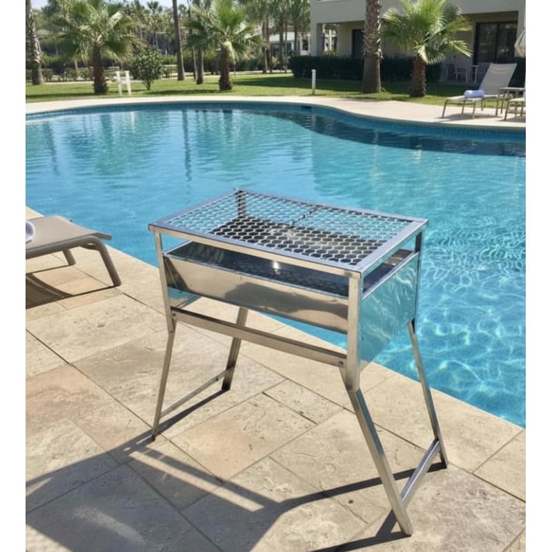 Churrasqueira inox 430 m1 50Lx30Cx60A em deck ao lado de piscina