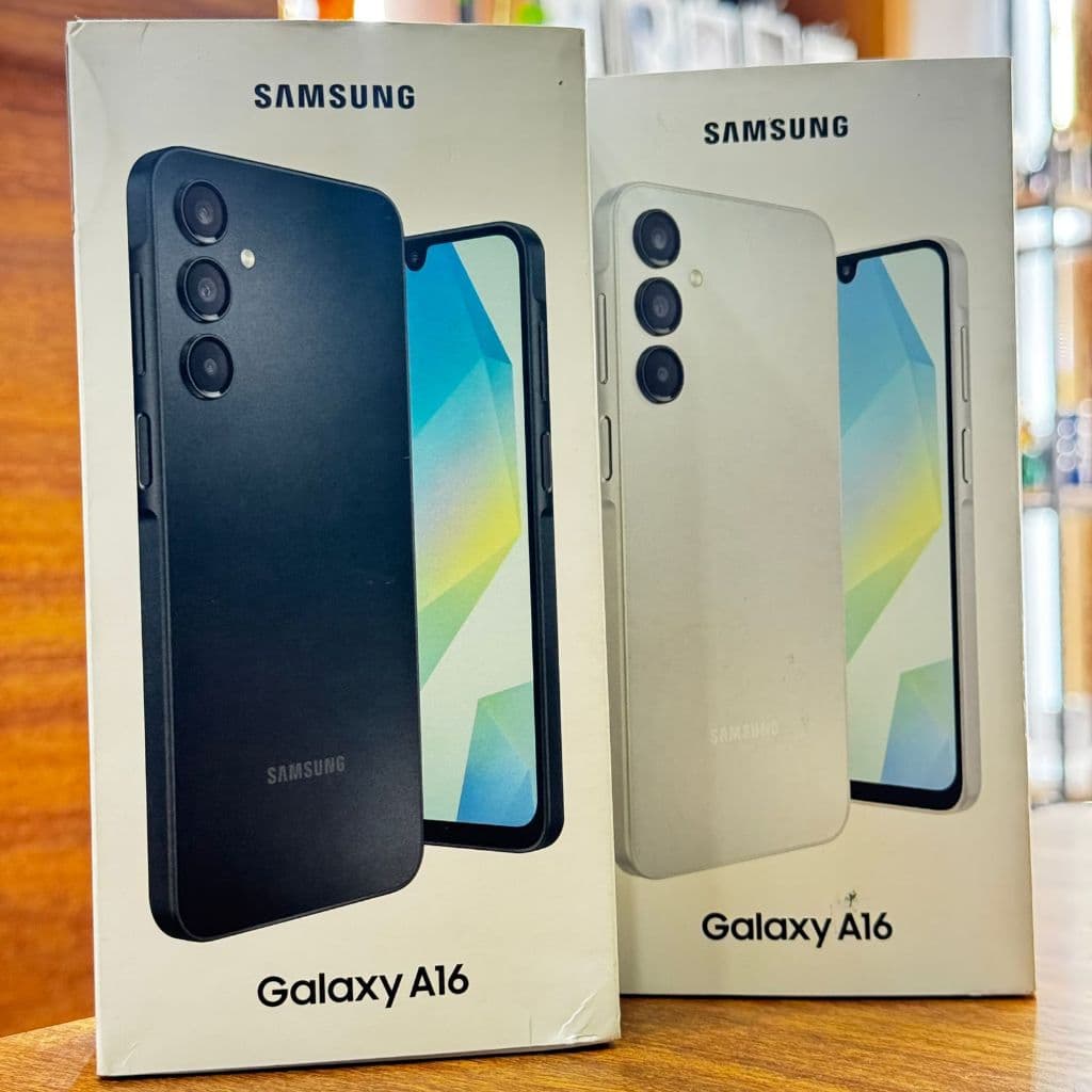 Caixas do smartphone Samsung Galaxy A16, uma em preto e outra em branco, exibindo o dispositivo em ângulo frontal.
