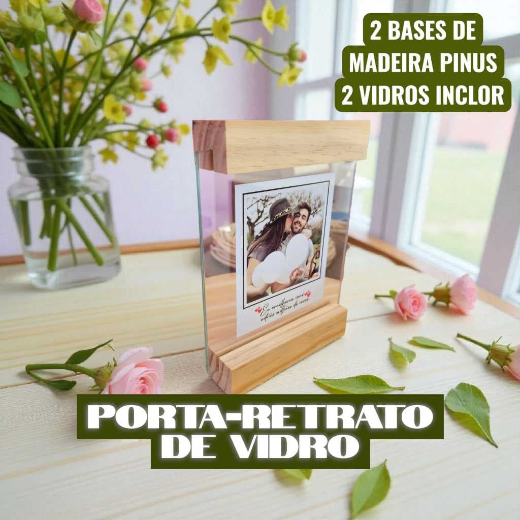 Porta-retrato de madeira pinus com dois vidros e uma foto de um casal