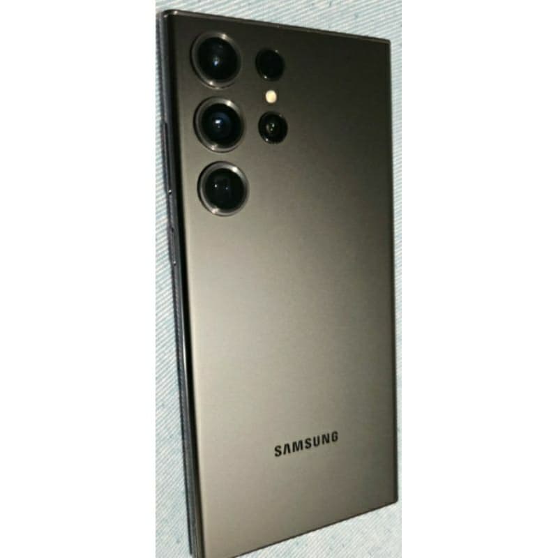 Smartphone Samsung Galaxy S23 Ultra preto com quatro câmeras traseiras