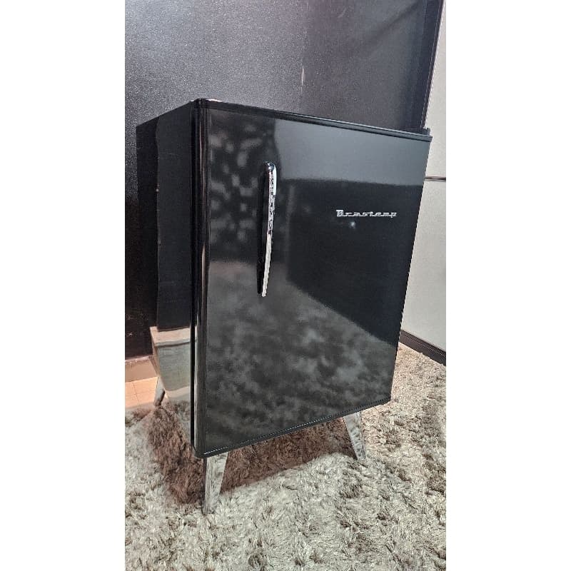 Frigobar Brastemp 76 litros retro preto com porta de vidro