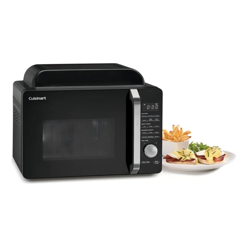 Micro-ondas preto Cuisinart com air fryer e forno, imagem frontal com alimentos na placa ao lado.