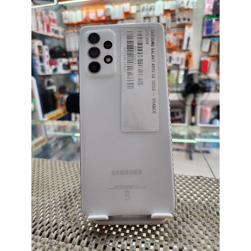 Celular Samsung Galaxy A52s 5G 128GB 6GB RAM, traseira branca com quatro câmeras