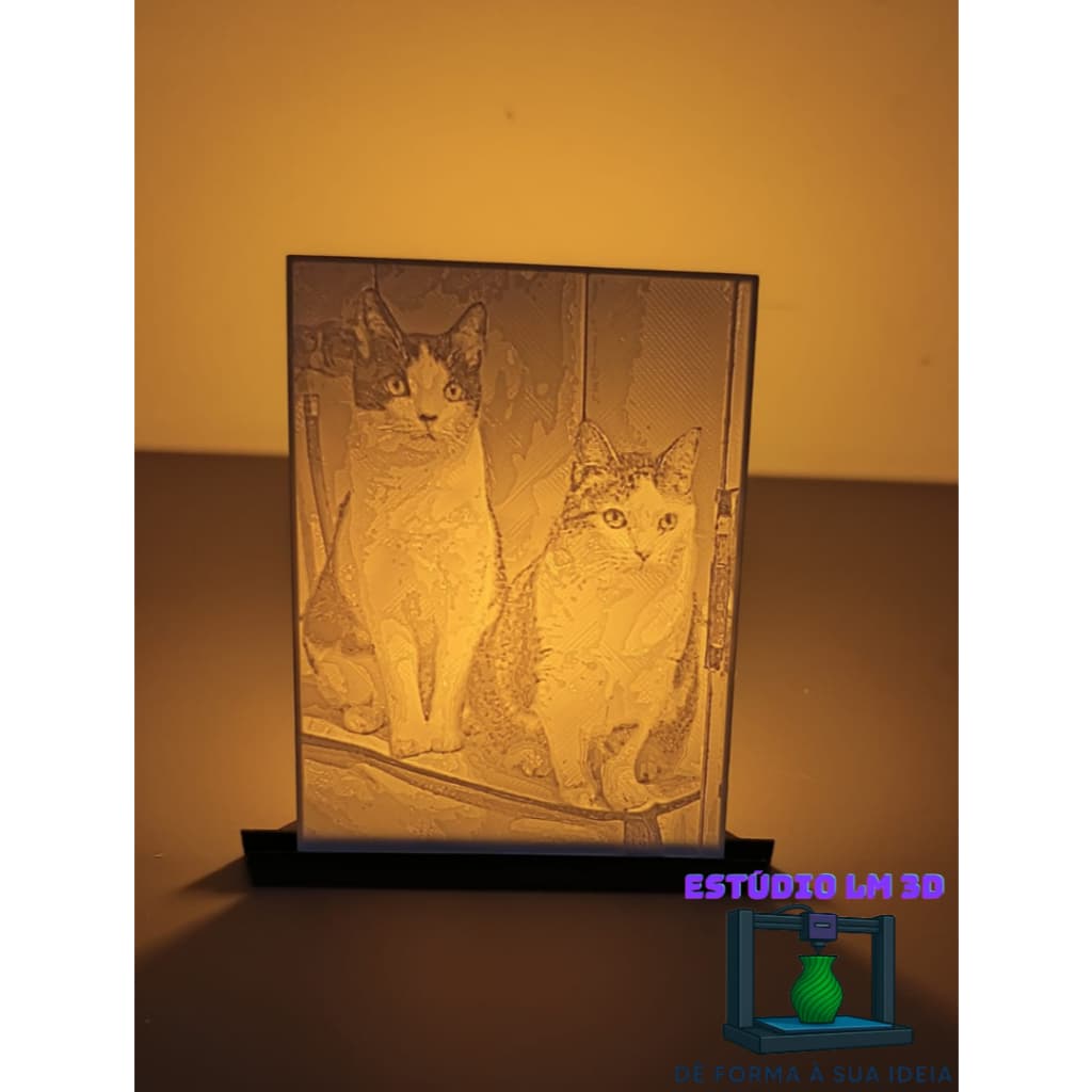 Porta-retrato 3D iluminado com foto de gatos, fundo amarelo, iluminação amarela, sombra projetada, texto ESTÚDIO LM 3D