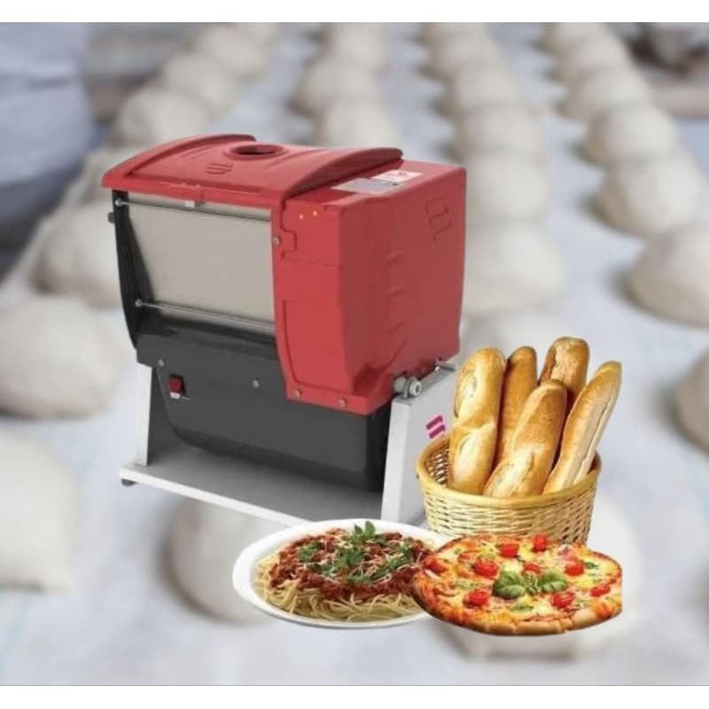 Amassadeira de massa vermelha e preta com cesto de pães e pratos de comida no fundo