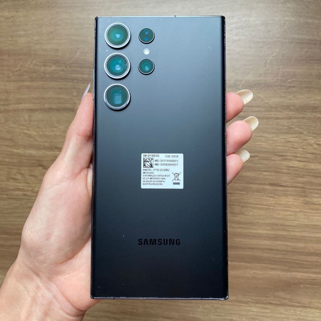 Samsung Galaxy S23 Ultra preto com quatro câmeras traseiras em exibição