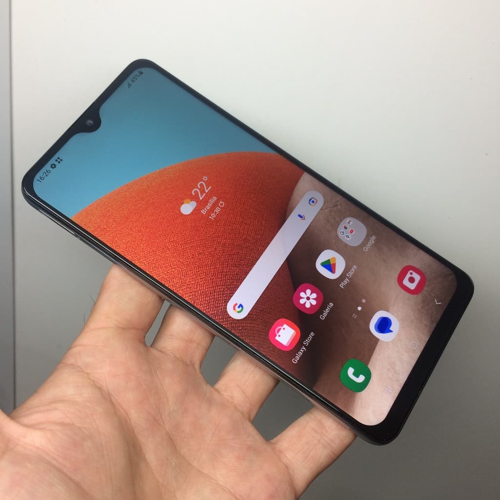 Smartphone Samsung Galaxy A32 128GB, preto, tela com ícones de aplicativos, segurado por uma mão.
