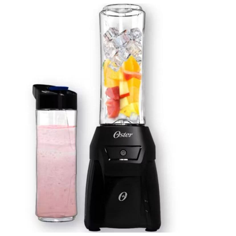 Liquidificador Blender Oster OBLD700 com jarra cheia de frutas e gelo, acompanhada de uma botella transparente.