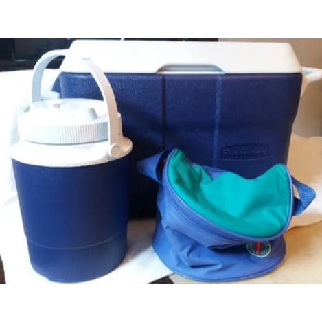 Caixa térmica Rubbermaid 23L azul com garrafa e bolsa térmica, fundo branco