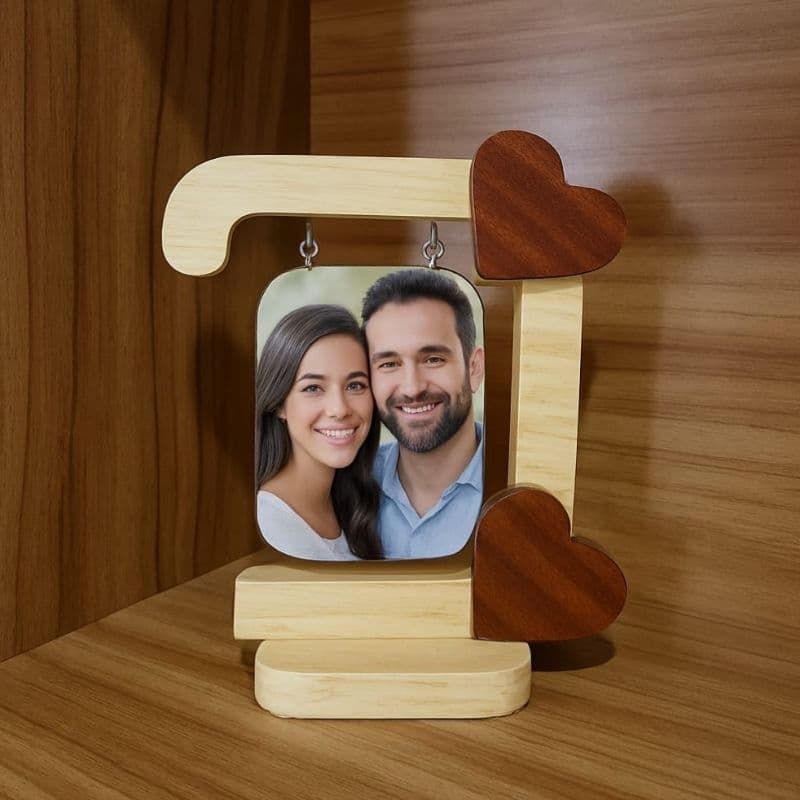 Porta-retrato de madeira artesanal com corações, decoração rústica para fotos