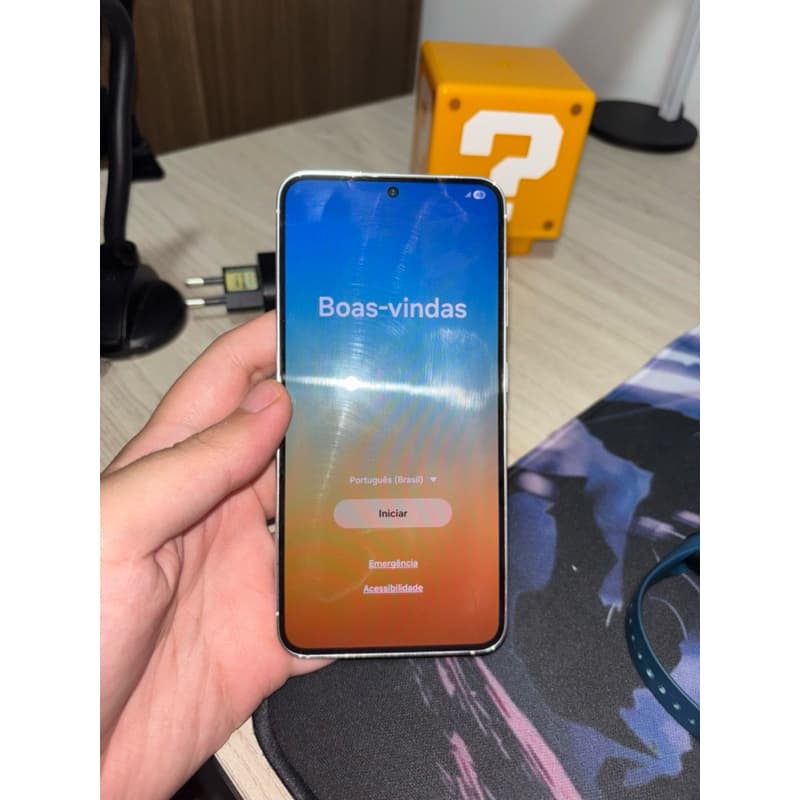 Samsung Galaxy S23 128 GB Cor Creme em mãos com tela de boas-vindas