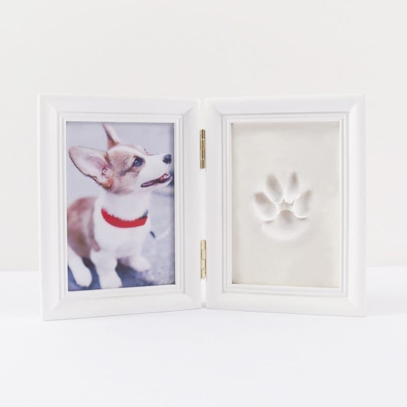 Porta-retratos dobrável infantil com foto de cão e impressão de pata em massa de modelar