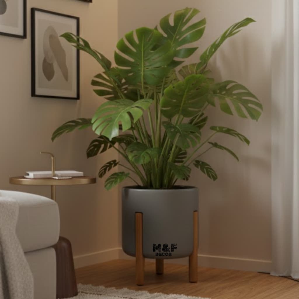 Vaso cilíndrico cinza decorativo com planta verde para interiores, pés de madeira, marca M&F