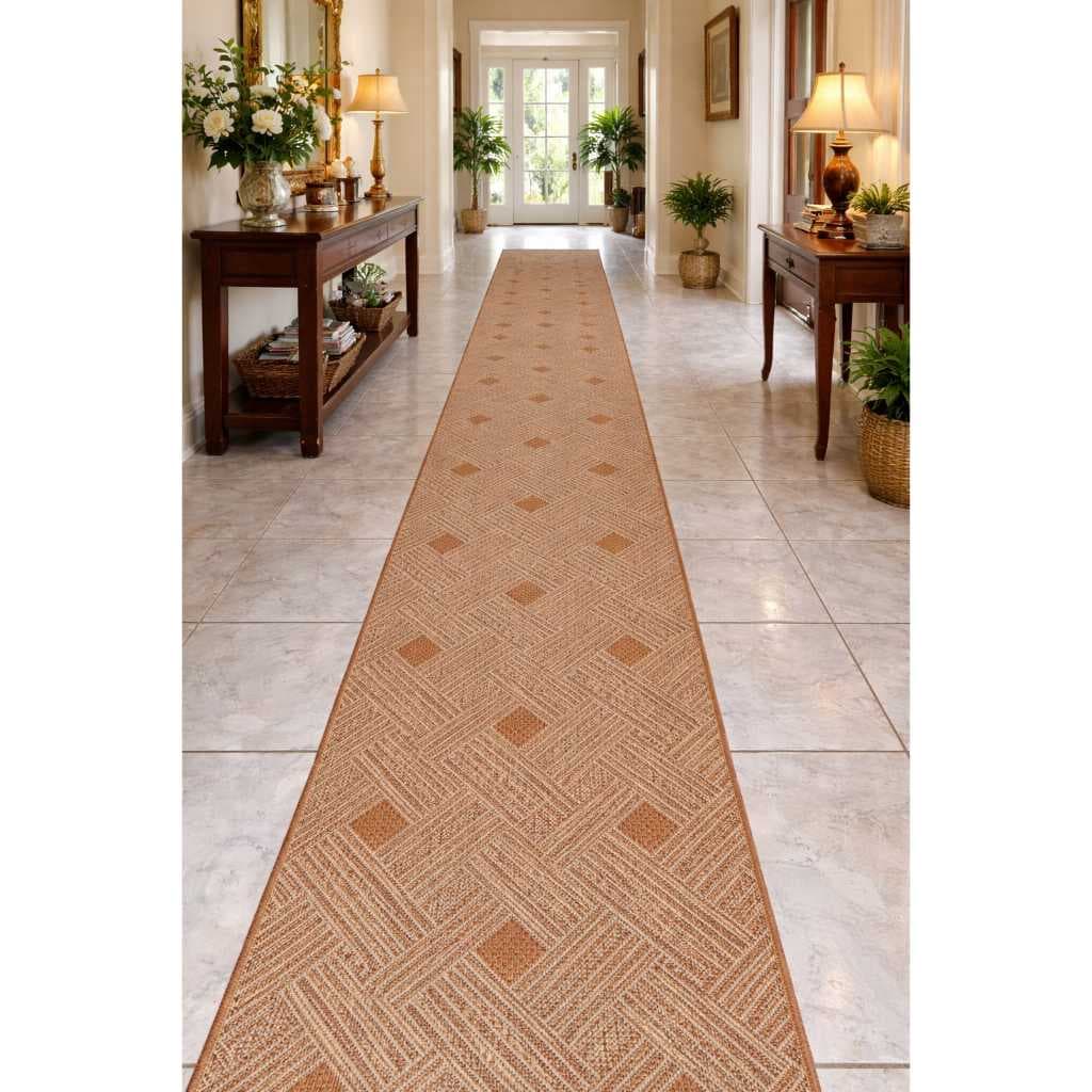 Passadeira de sisal marrom com padrão geométrico, antiderrapante, corredor com piso de mármore branco