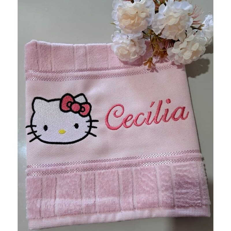 Toalha de mão rosa com estampa Hello Kitty bordada e nome Cecilia