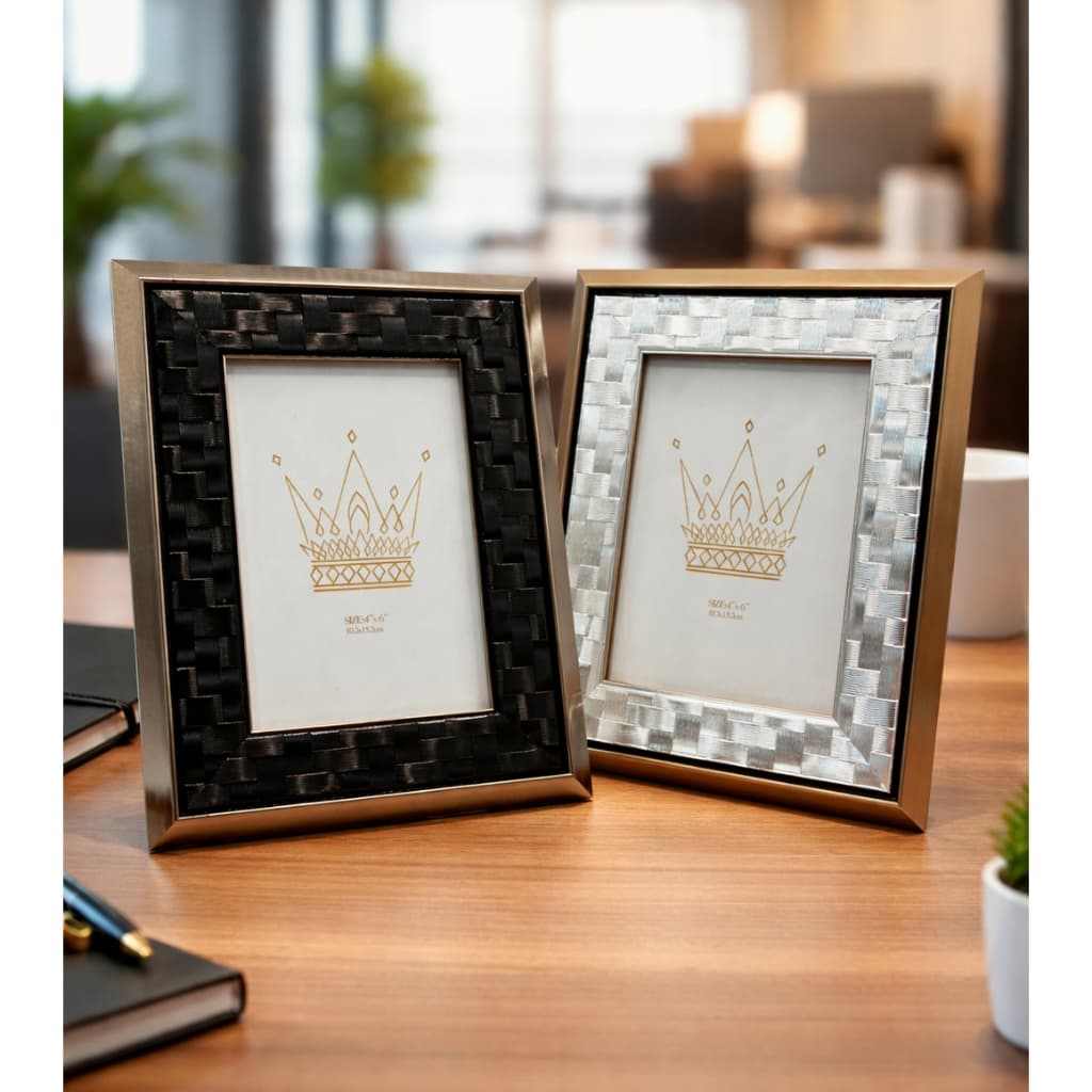 Porta-retrato decorativo moderno com molduras em preto e prata, coroa dourada, sobre mesa de madeira