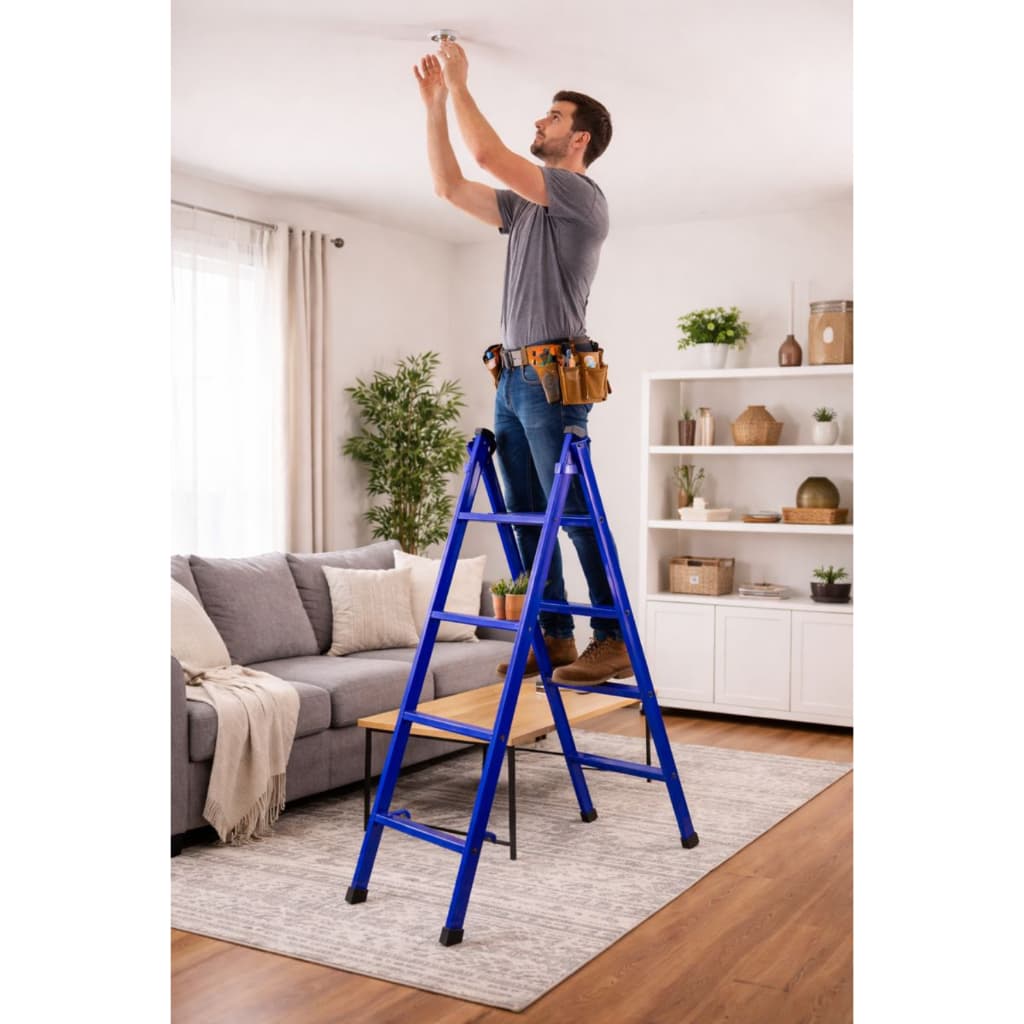 Homem usando escada azul de quatro degraus para ajuste no teto em ambiente doméstico