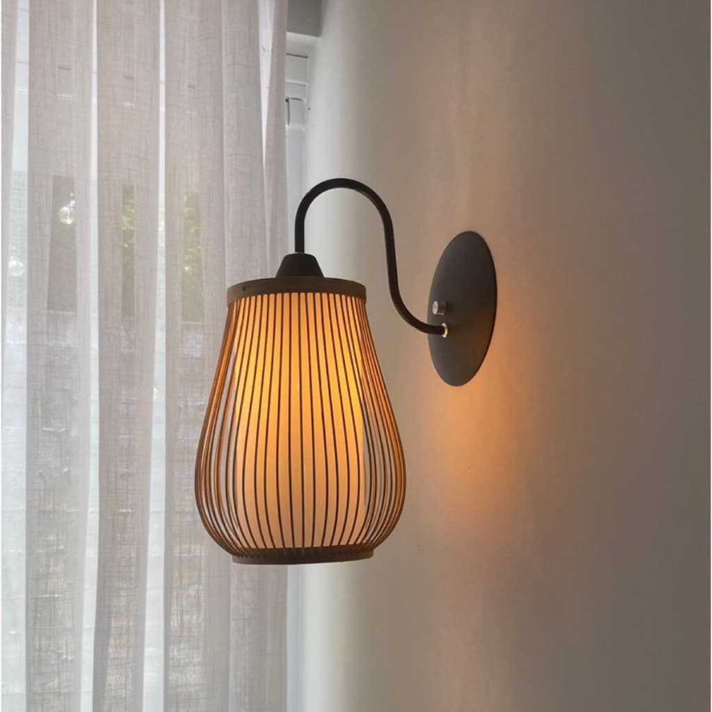 Arandela de parede em bambu com luz amarela suave, design artesanal, para quarto ou sala.