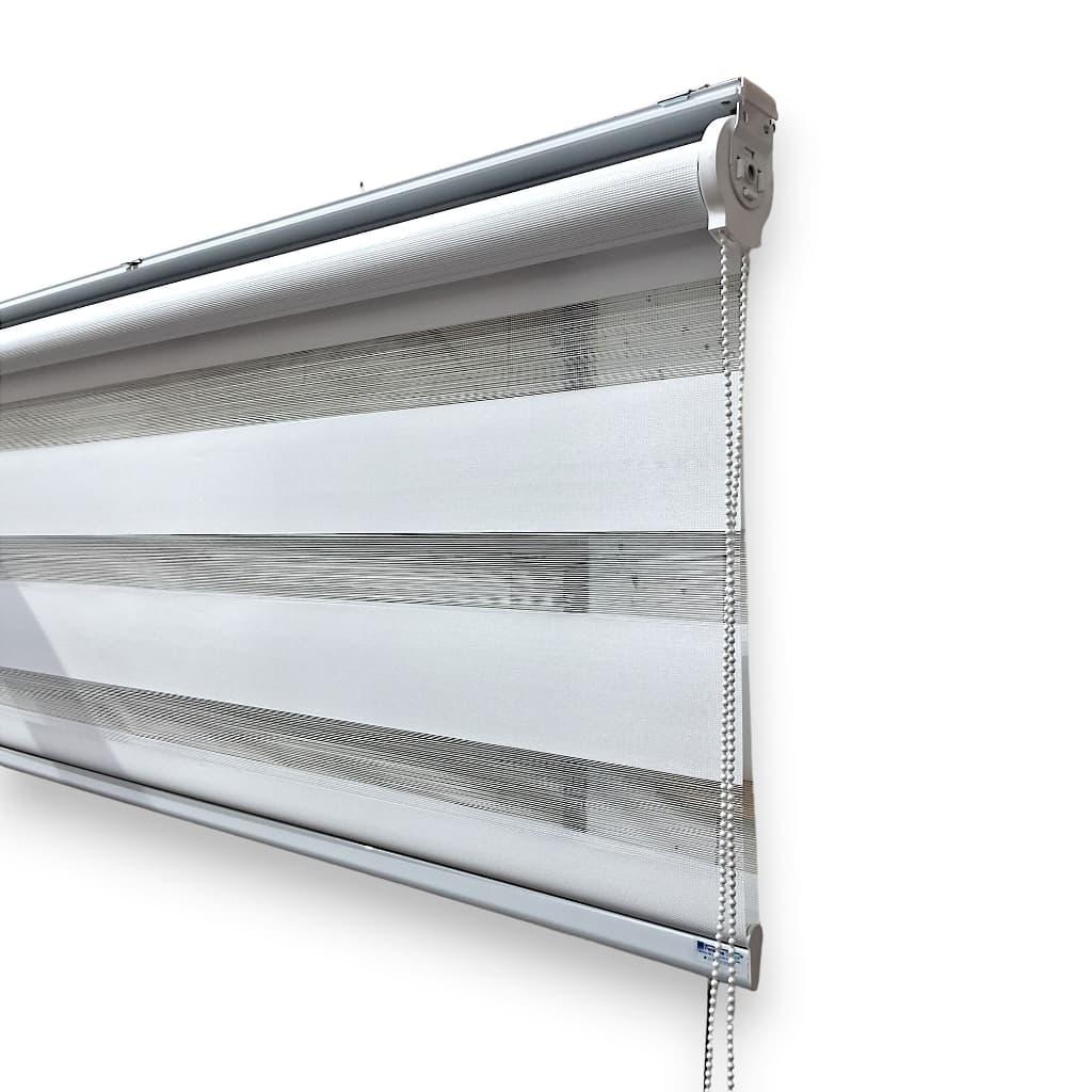 Cortina persiana dupla branca e cinza com bando, vista lateral, fundo branco