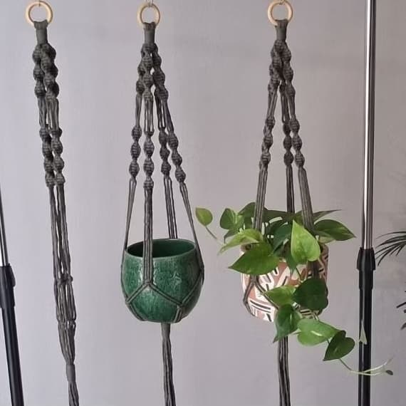 Kit com 2 suportes de plantas de macramê com plantas verdes em vasos suspensos