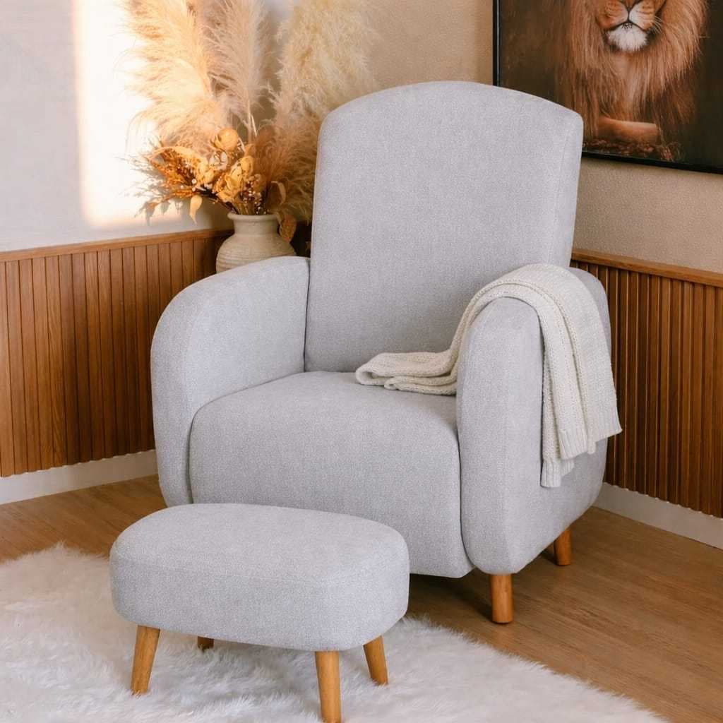Poltrona Amamentação Orgânica Boucle Pés Palito com Puff para Sala Moderna Confortável Decorativa Descanso Leitura opala