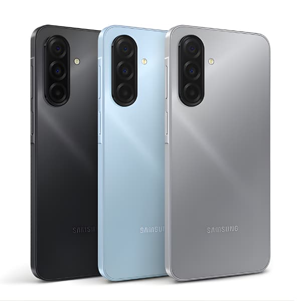 Smartphone Samsung Galaxy A17 em preto, azul e cinza com câmera quadrupla na parte de trás.