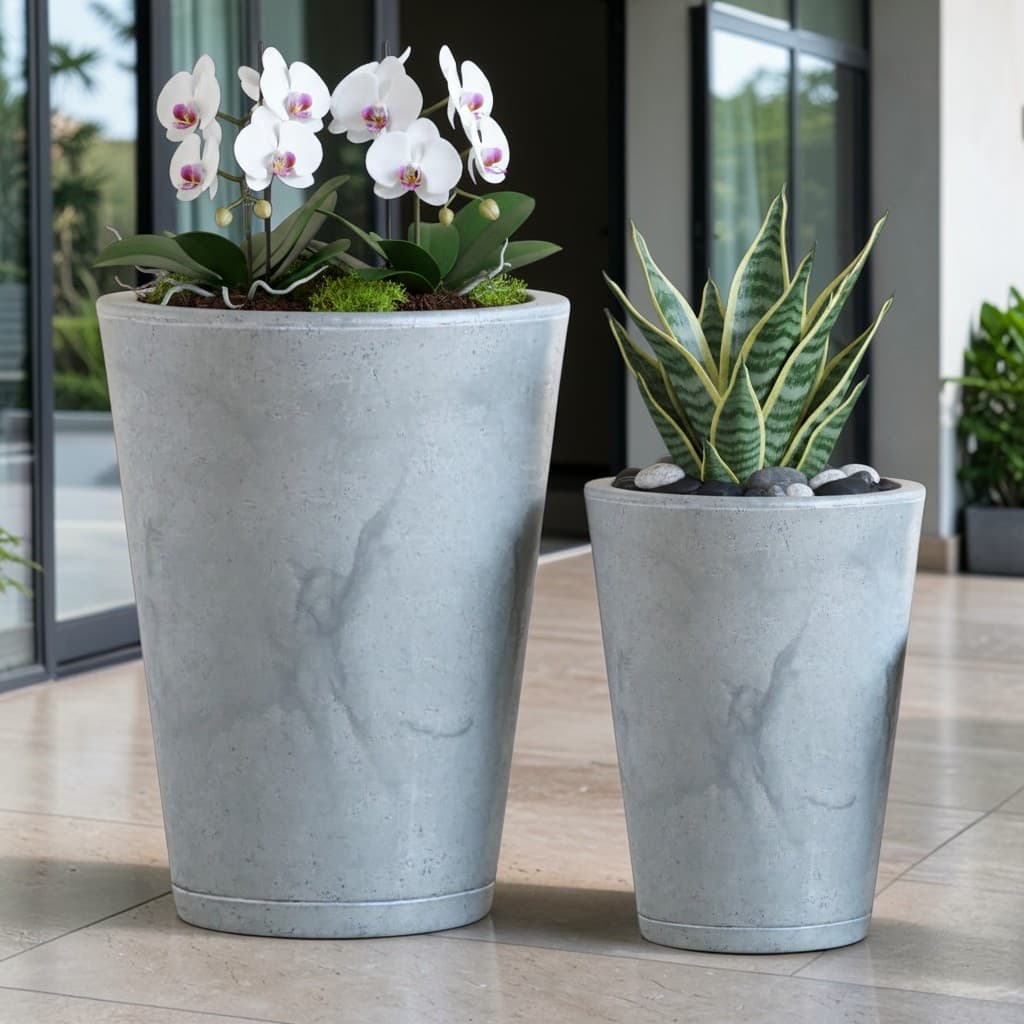 Kit de dois vasos de plantas grandes estilo coluna cinza com flores brancas e plantas verdes