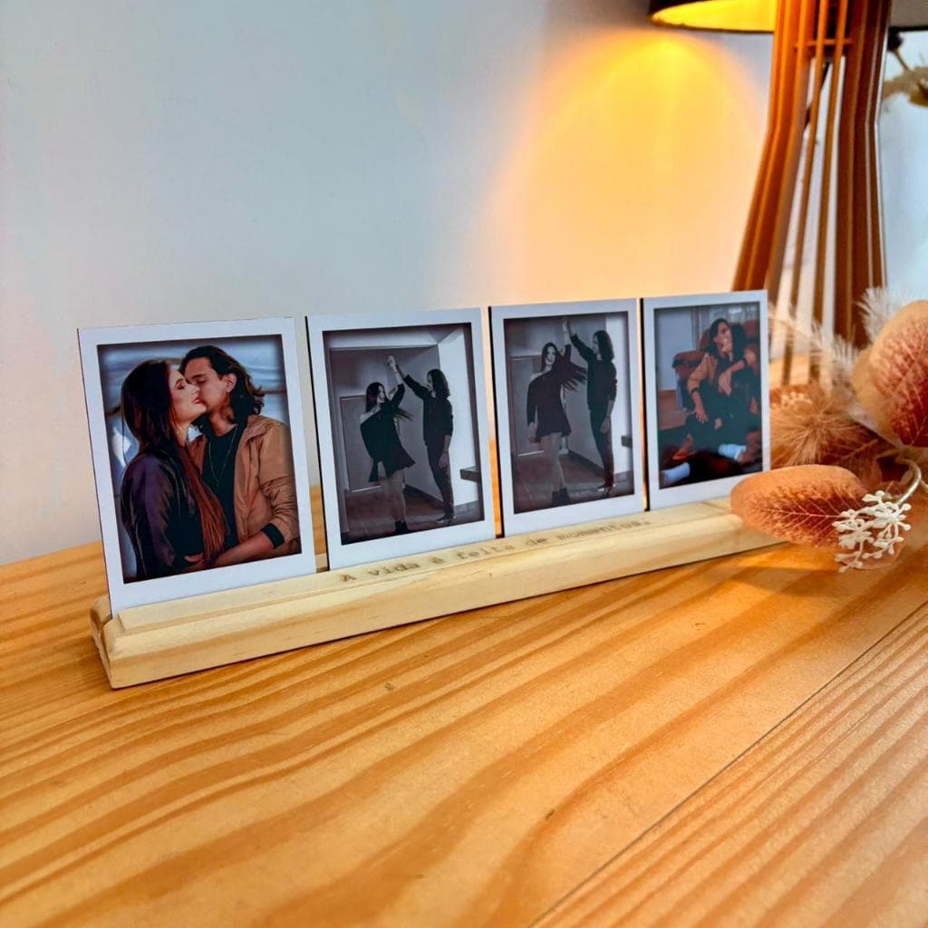 Porta-retrato modular em madeira com quatro fotos em um suporte vertical