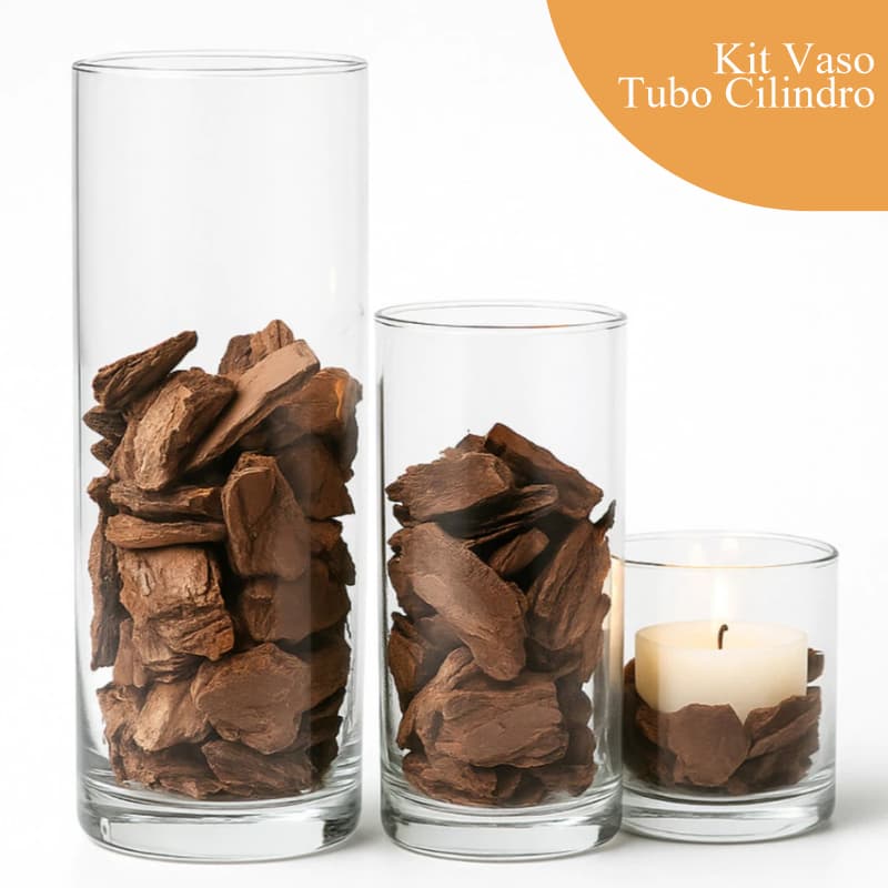 Kit de três vasos cilíndricos de vidro transparente com pedras decorativas marrom-escuras e uma vela acesa