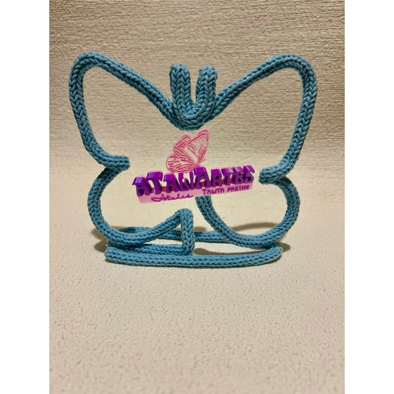 Porta retrato de borboleta azul em tricotin com etiqueta rosa