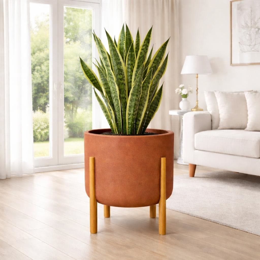 Vaso cilíndrico para planta com pés em madeira, cor marrom, com planta verde