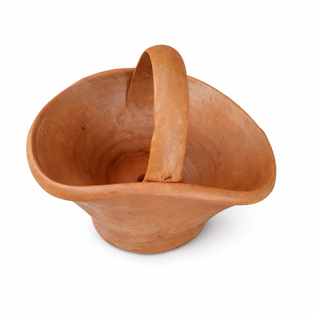 Cestinha de barro marrom com cabo curvo, decoração artesanal