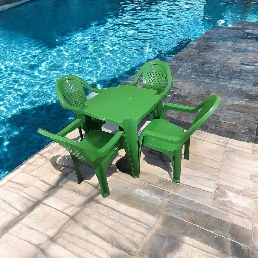 Conjunto de mesa com 4 cadeiras plásticas c/ braço TOPPLAST