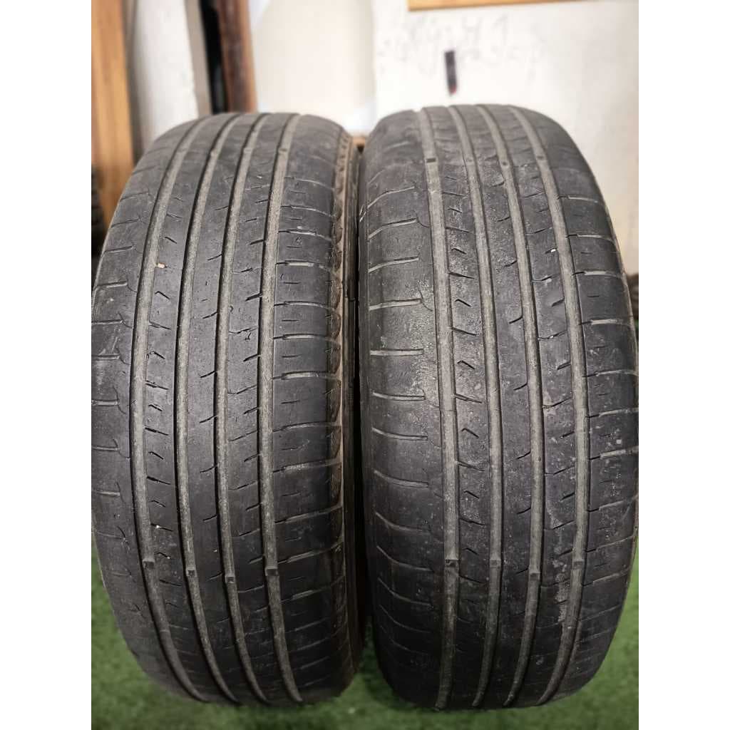 Kit 2 Pneus Meia Vida 205/65/R16 pretos em fundo branco