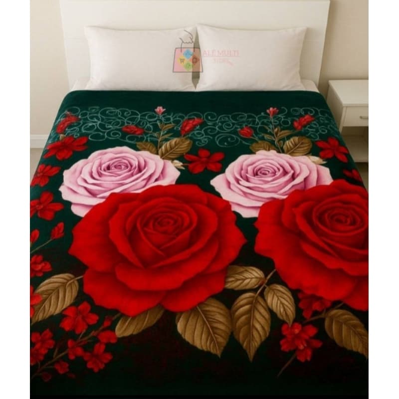 Manta de microfibra com estampa de rosas, fundo verde escuro, para cama de casal.