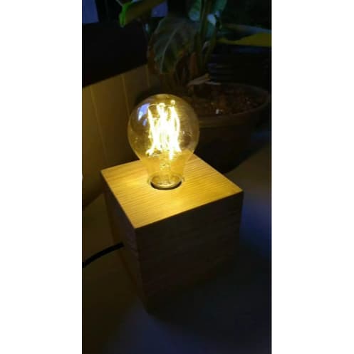 Luminária de mesa retrô de madeira com lâmpada incandescente acesa